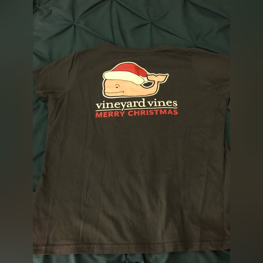 Vineyard vines short sleeve graphic tee with small pocket on front. Santa whale